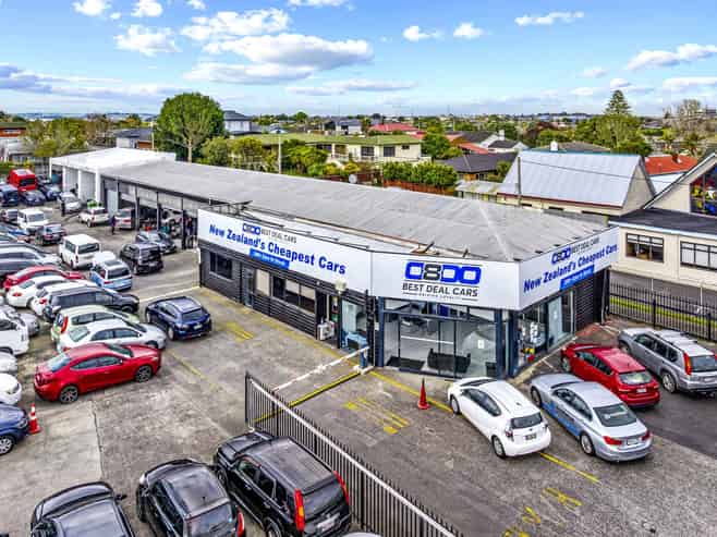 Prominent Panmure corner site with holding income