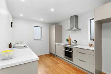 28A Barber Grove, Moera