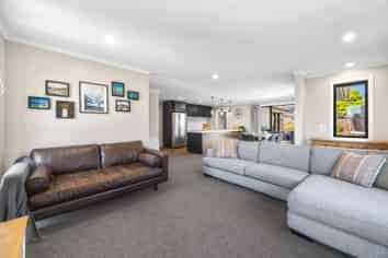 27 Minerva Crescent, Woodend
