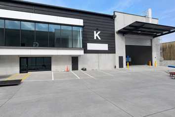 High-Stud Warehouse & Excellent Connectivity