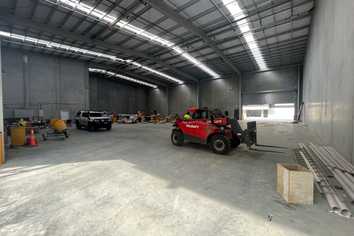 High-Stud Warehouse & Excellent Connectivity