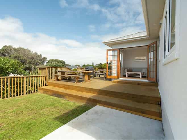 10 Marine Parade, Otaki Beach