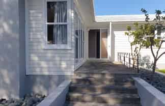 81 Lauderdale Road , Birkdale