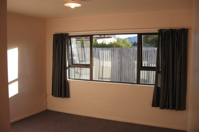 A Sunny, Easy-Care Two-Bedroom Flat 3