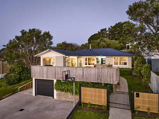 8 Beazley Avenue, Paparangi