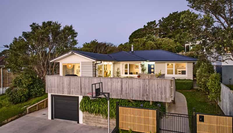 8 Beazley Avenue, Paparangi