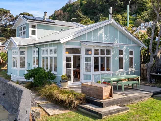 249 Queens Drive, Lyall Bay