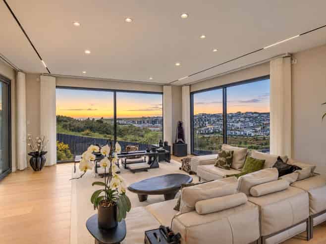 16 Ridgelea Road, Long Bay