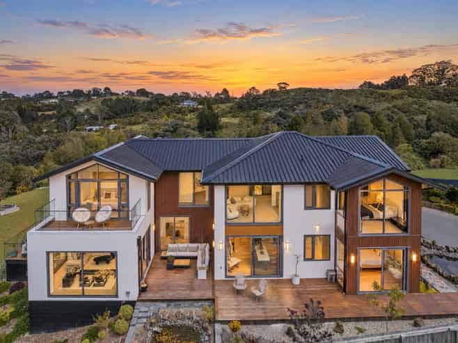 16 Ridgelea Road, Long Bay