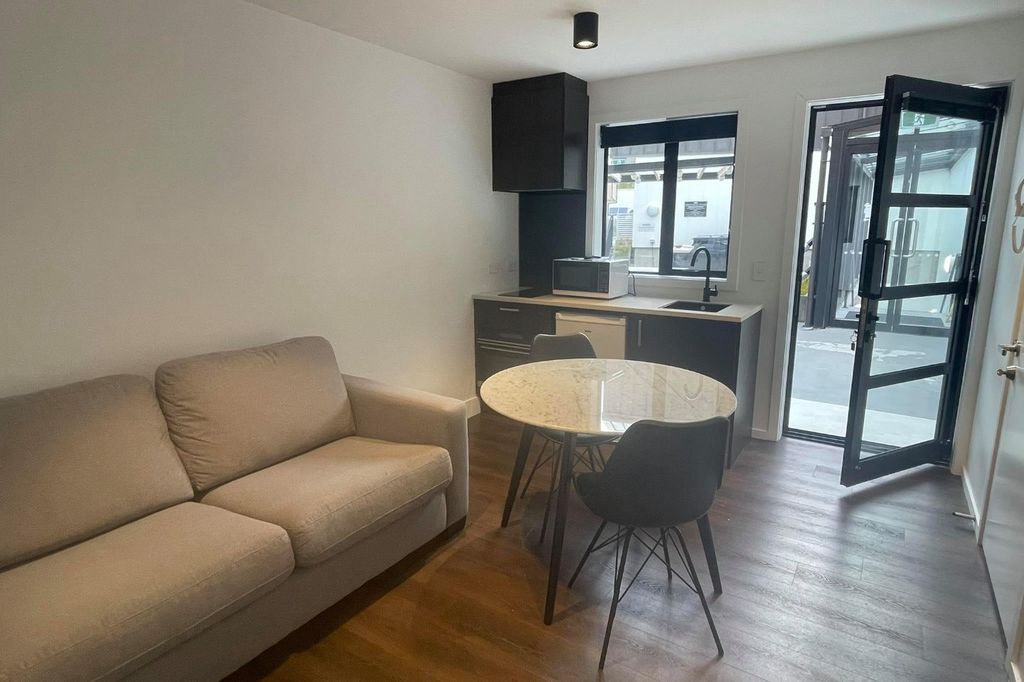 6B/133-139 Hallenstein Street, Town Centre 1