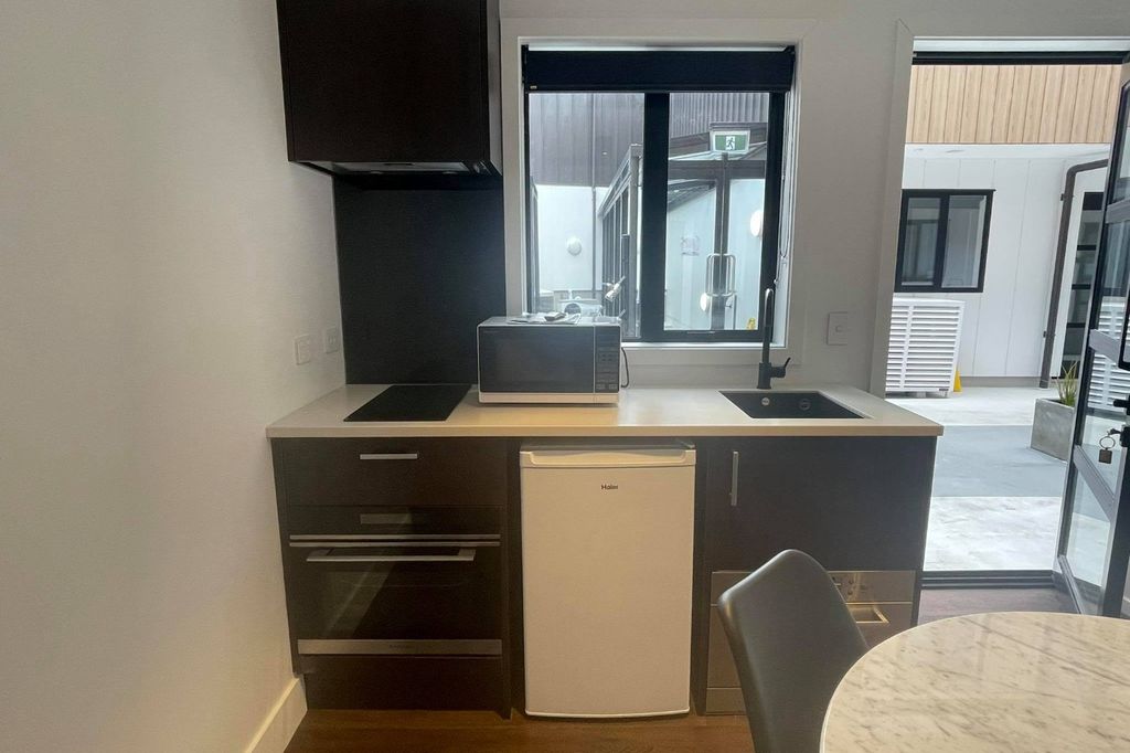 6B/133-139 Hallenstein Street, Town Centre 3
