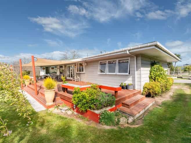 2/181 Mapara Road, Acacia Bay