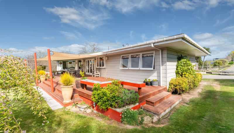 2/181 Mapara Road, Acacia Bay