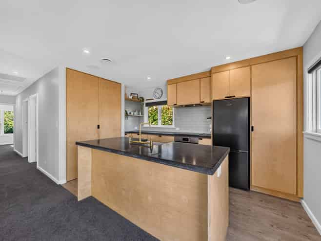 9 Stanbury Avenue, Somerfield