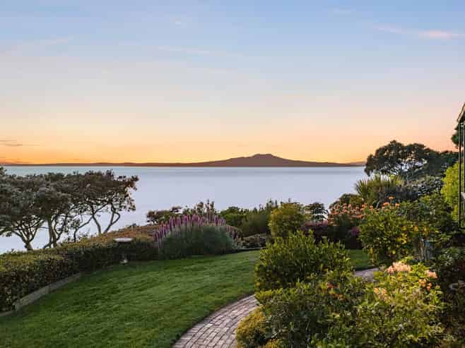  153 Beach Road, Castor Bay