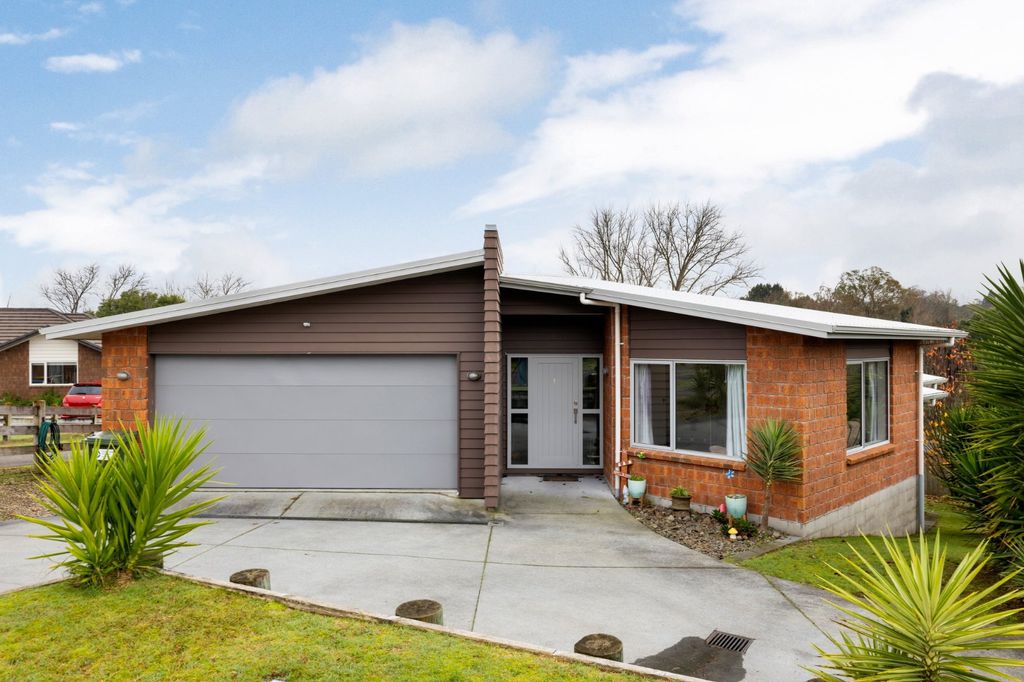 Family living on Alpers Ridge 1