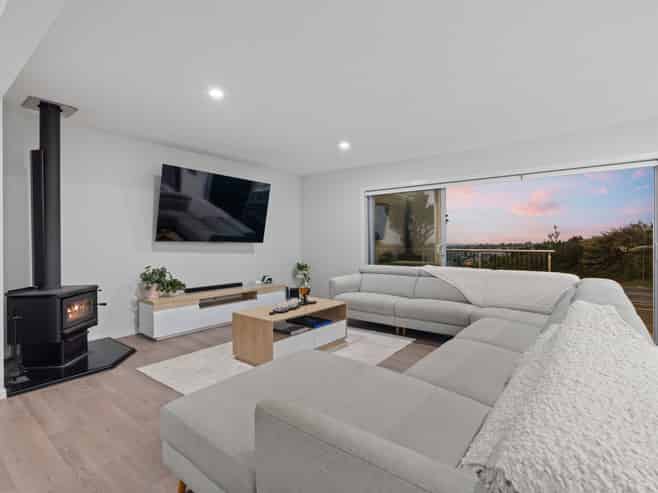 24 John Dee Crescent, Red Beach