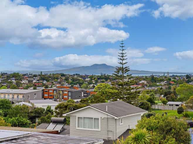 2/75A Target Road, Totara Vale