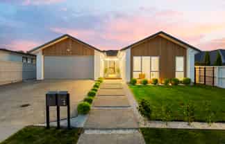 19 & 19A Surf View Crescent, Red Beach
