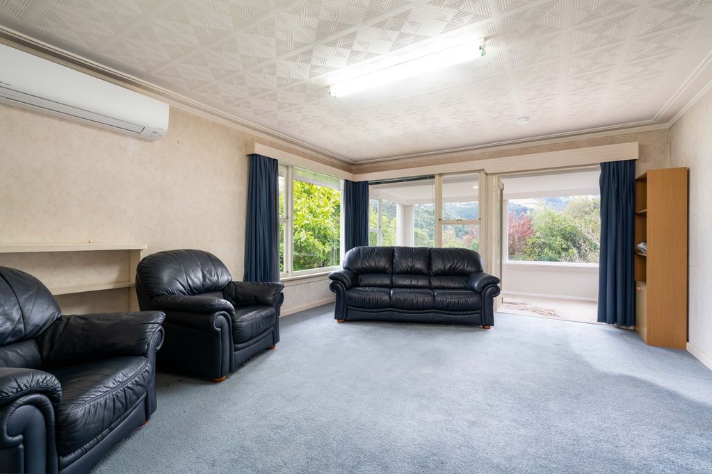 Sunny 2  Bedroom Home Close to Gardens Shopping Centre and University 3