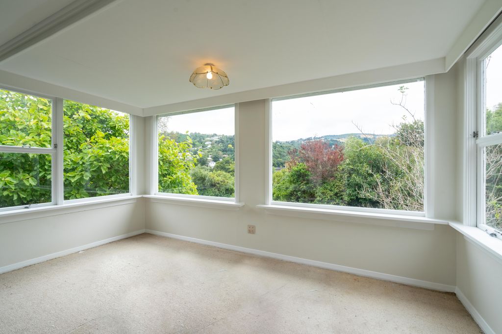 Sunny 2  Bedroom Home Close to Gardens Shopping Centre and University 5