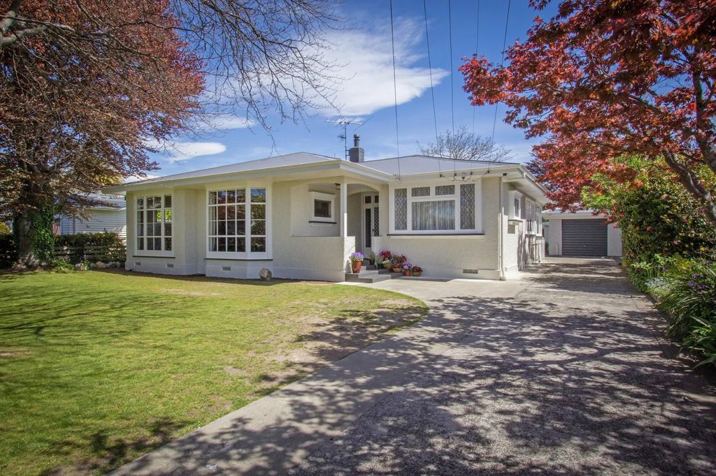 Spacious 4-Bedroom Home with Sleepout & Large Garden 1