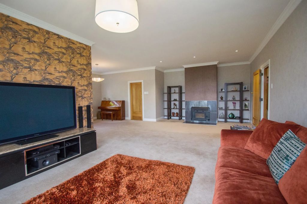 Spacious 4-Bedroom Home with Sleepout & Large Garden 4