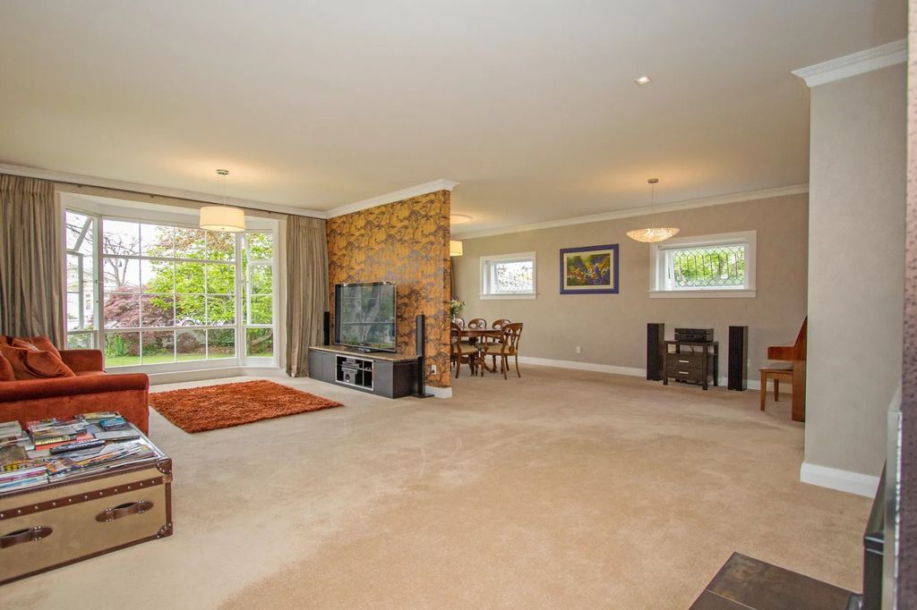 Spacious 4-Bedroom Home with Sleepout & Large Garden 5