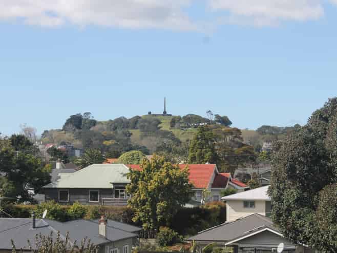 18 Heywood Crescent, Epsom