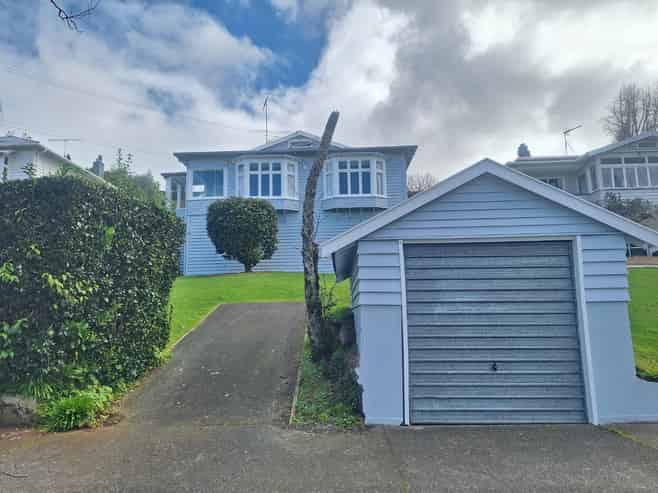 18 Heywood Crescent, Epsom