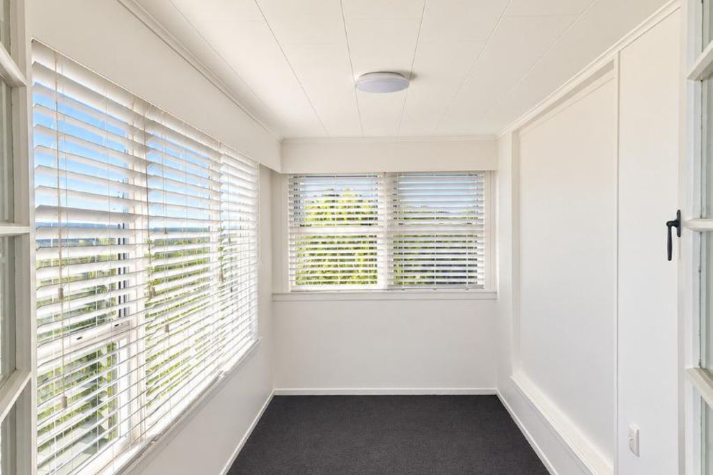 Coastal Living with Stunning Sea Views 4