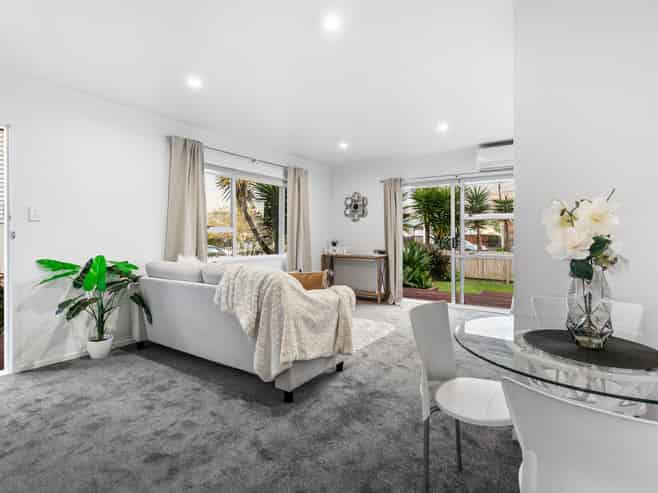 1/322 Royal Road, Massey