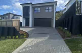305B Lakes Boulevard, Pyes Pa