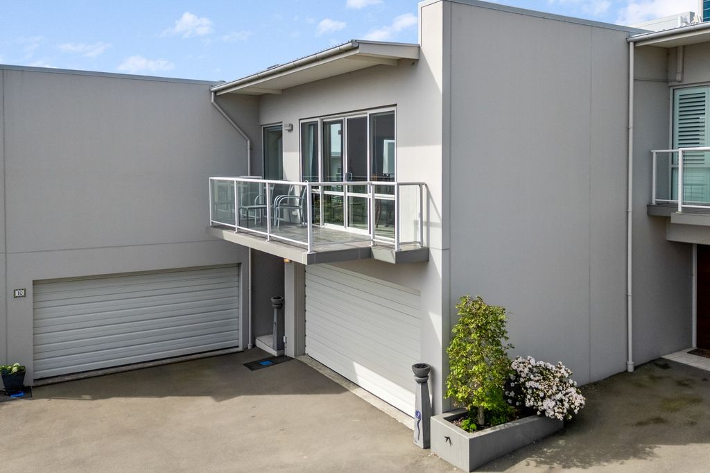 Move-In-Ready - Spacious Townhouse 1