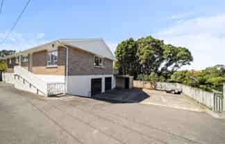 501 Devon Street West, Blagdon