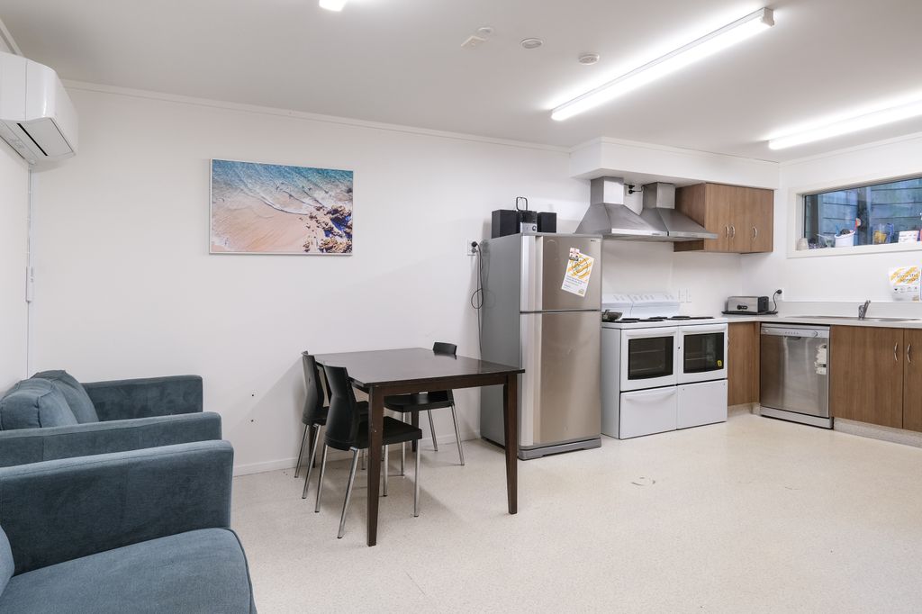 Modern Studio Room with Ensuite 4