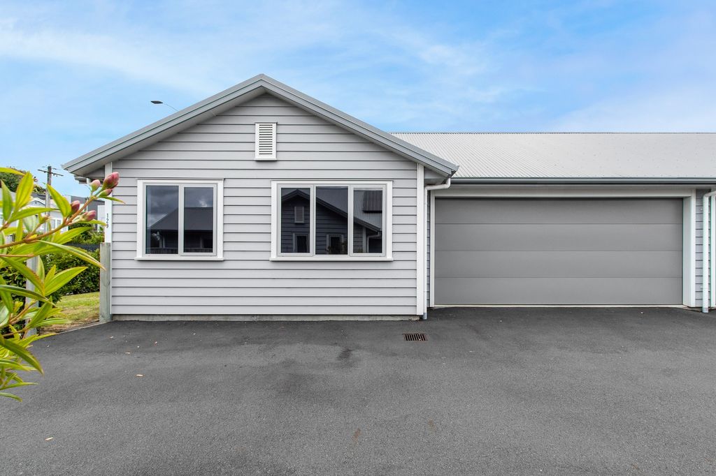 Modern Home - Superb Forest Lake Location! 4