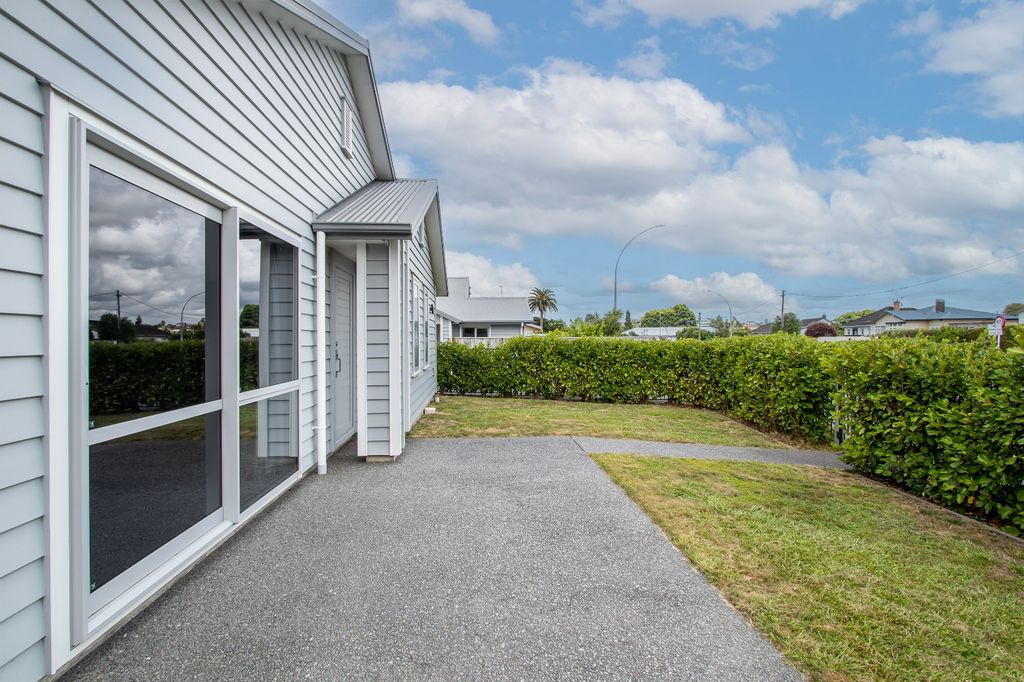 Modern Home - Superb Forest Lake Location! 3