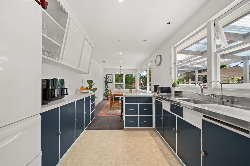 RENOVATED. ROOMY. TRIPLE CAR GARAGING. 4