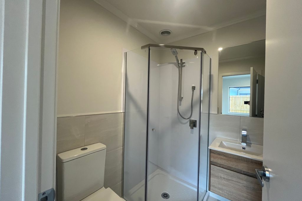 Convenient 2-Bedroom Living in Hamilton East! 4