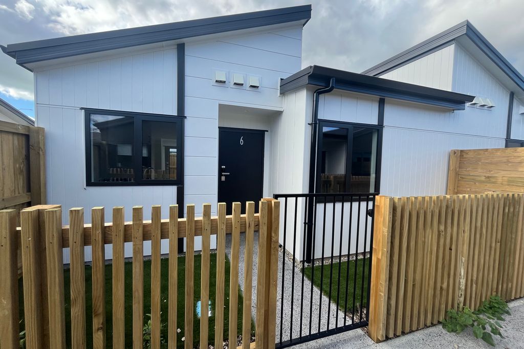 Convenient 2-Bedroom Living in Hamilton East! 1