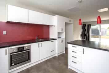 2/452 Worcester Street, Linwood