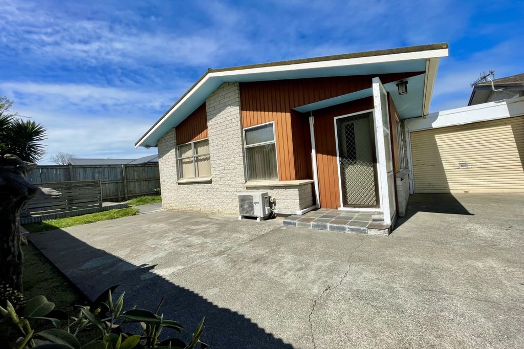 Southampton Street East, Akina 1