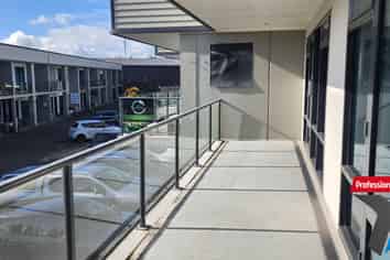 Fully Refurbished Office/ Showroom 