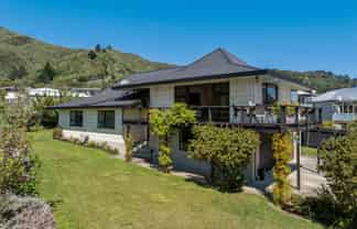 108 Moana View Road, Waikawa