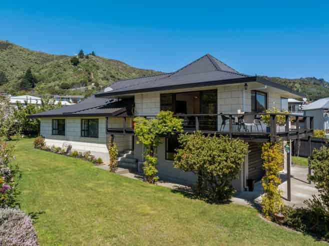 108 Moana View Road, Waikawa