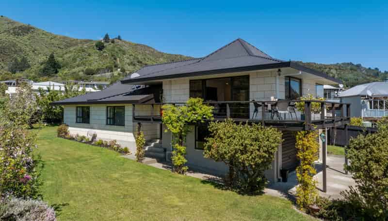 108 Moana View Road, Waikawa