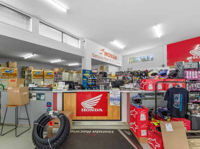 A GRADE SHOWROOM / WAREHOUSE FOR LEASE