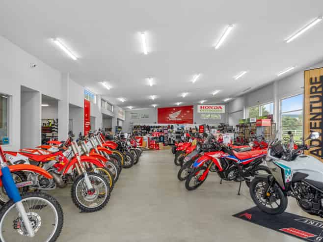 A GRADE SHOWROOM / WAREHOUSE FOR LEASE