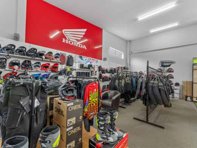 A GRADE SHOWROOM / WAREHOUSE FOR LEASE
